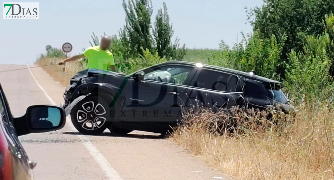 Impactan dos vehículos en la carretera de Olivenza