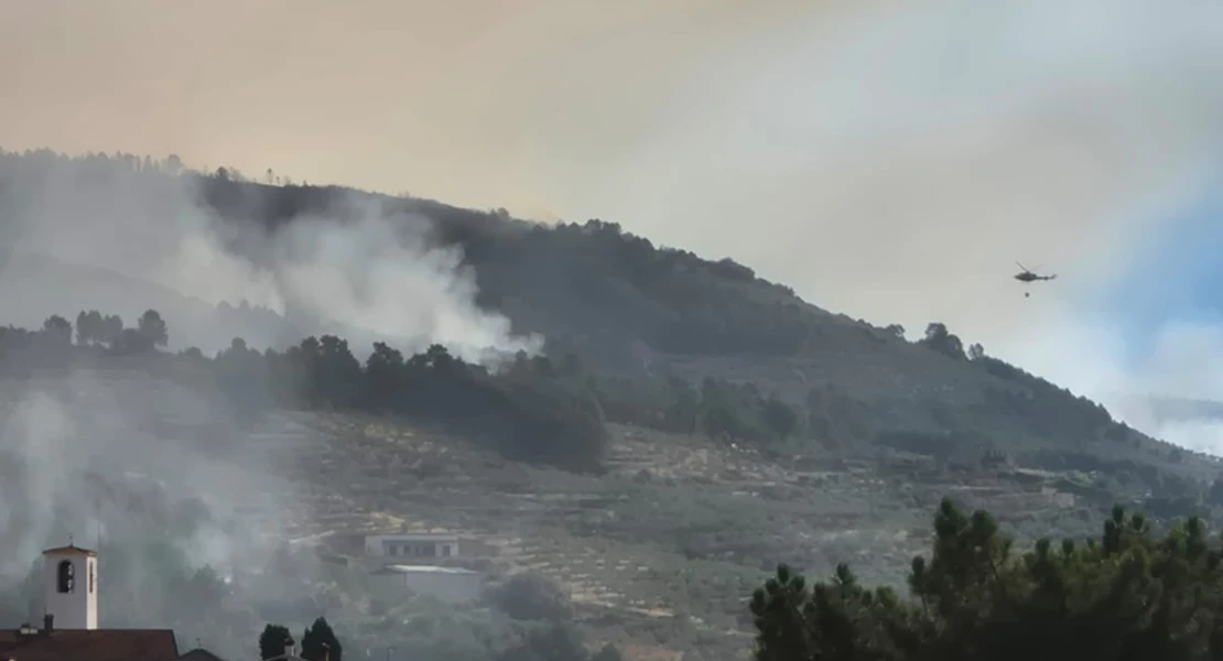 Más de 300 efectivos continúan luchando contra el fuego en Las Hurdes