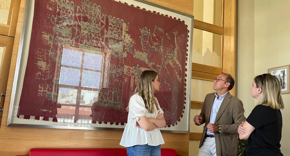 Del despacho del alcalde al Museo de Cáceres: exponen el Pendón de San Jorge al público