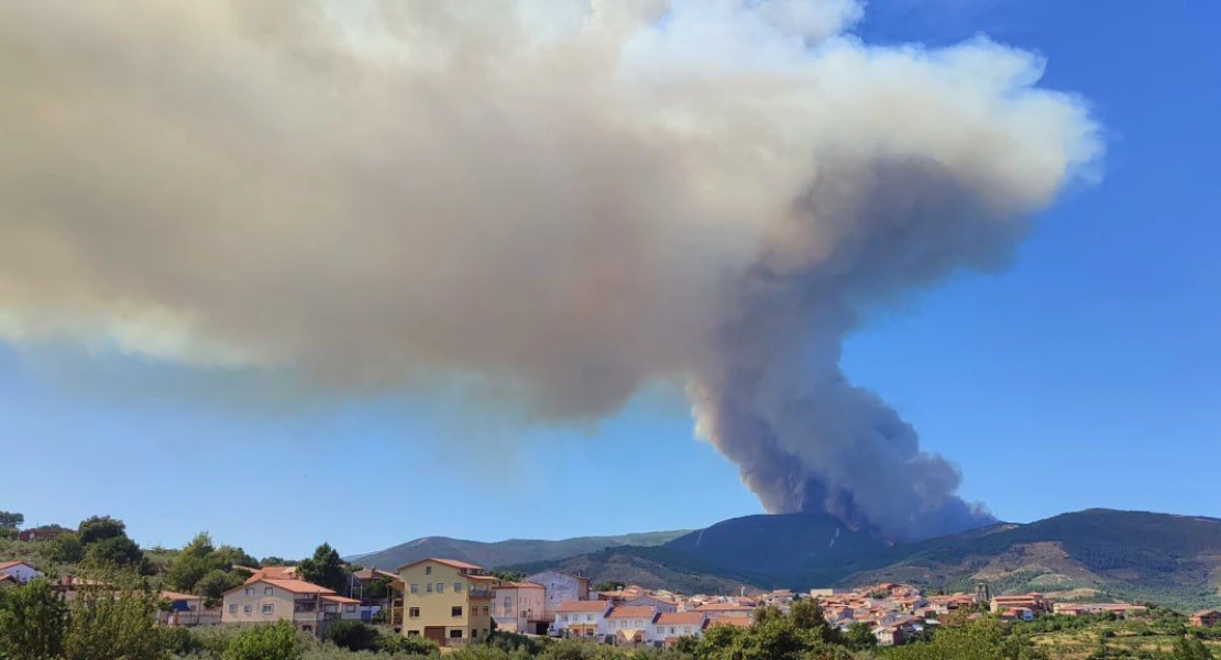 Evacúan a los vecinos de un pueblo por la peligrosidad del incendio en Las Hurdes