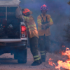Bomberos del Infoex extinguiendo las llamas del incendio de Tres Arroyos