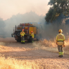 Bomberos del Infoex extinguiendo las llamas del incendio de Tres Arroyos