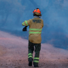 Bomberos del Infoex extinguiendo las llamas del incendio de Tres Arroyos