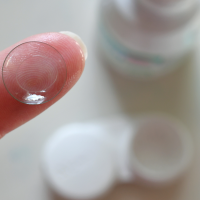 Detectan defectos en lentillas de una famosa marca: la AEMPS recomienda no utilizarlas