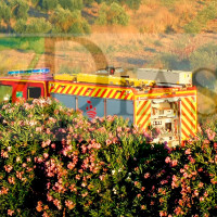 Una furgoneta sale ardiendo en la A-5 y provoca un incendio en los alrededores