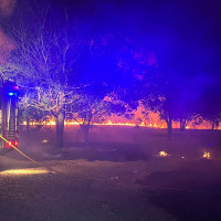 Los bomberos luchan de noche contra un incendio en Cáceres