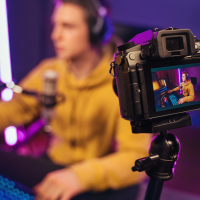 ¿Por qué nos enganchan tanto los streamers? El fenómeno de las relaciones parasociales