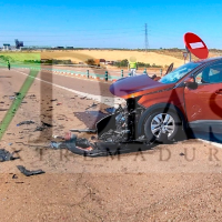 Un accidente en Torremejía entre un Audi y un coche de autoescuela deja varios heridos