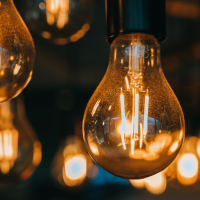 Baja el precio de la luz este viernes: ¿cuál es la hora más económica?