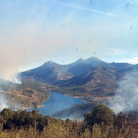 El INFOEX actúa en un incendio forestal nivel 1 en Cañamero cercano a viviendas