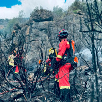Fallece un bombero en un incendio tras caer por un barranco