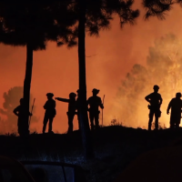 Imágenes de la UME actuando en el incendio de Caminomorisco durante la madrugada