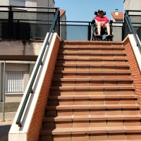 El pacense que no puede salir de casa por una escalera: su familia pide ayuda