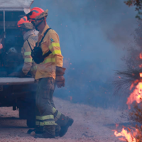 Bomberos del INFOEX extinguiendo las llamas del incendio de Tres Arroyos