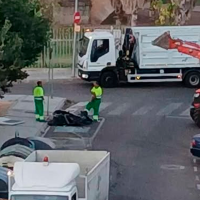 Varios ciudadanos intentan sofocar el incendio de un contenedor en Badajoz