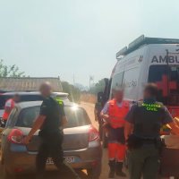 Primeros desalojos preventivos por el incendio forestal activo en Badajoz