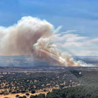 Desalojan un camping y a un poblado con 300 personas por el incendio en Valdecaballeros