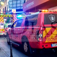Bomberos de Badajoz intervienen en un incendio en la calle Menacho