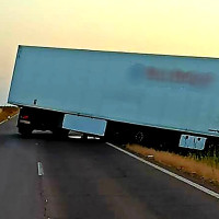 Desvíos y retenciones tras el corte total de la BA-100 por el accidente de un camión