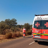 Una mujer evacuada por Cruz Roja tras inhalar humo en el incendio de Tres Arroyos