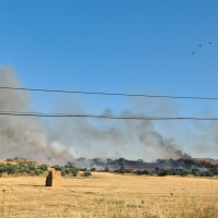 Un incendio en Badajoz llena de pavesas la ciudad
