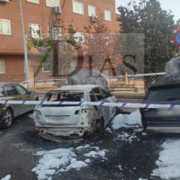 Arden varios vehículos esta madrugada en el Centro de Salud de San Roque (BA)