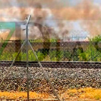 Los bomberos trabajan en un incendio cerca del cementerio de Gévora