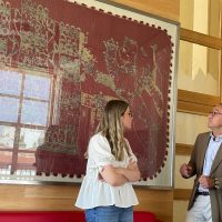 Del despacho del alcalde al Museo de Cáceres: exponen el Pendón de San Jorge al público