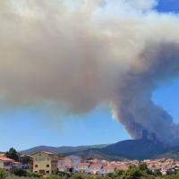 Evacúan a los vecinos de un pueblo por la peligrosidad del incendio en Las Hurdes