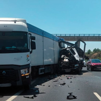 Restablecida la circulación en la A-66 tras un accidente entre dos camiones articulados