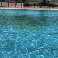 Denuncian el estado de la piscina municipal de una localidad pacense: "Es como bañarte en un riachuelo"