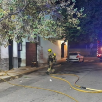 Un incendio arrasa una vivienda en Cáceres con su propietario dentro