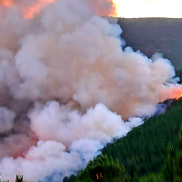 Un amplio dispositivo lucha contra un incendio forestal en Las Hurdes