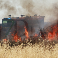 Un nuevo incendio de pastos en la ciudad de Badajoz amenaza viviendas y vehículos