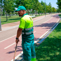 Badajoz protege a sus jardineros del calor con pulseras inteligentes para prevenir golpes de calor