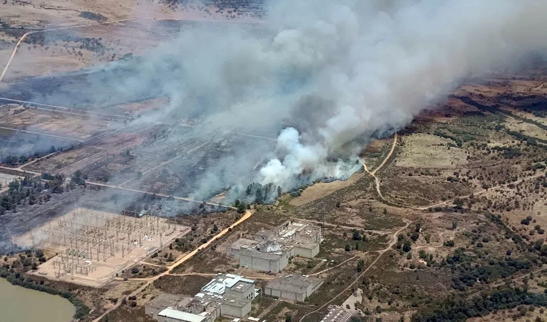 El incendio de Valdecaballeros continúa "activo y muy lejos de estabilizarse"
