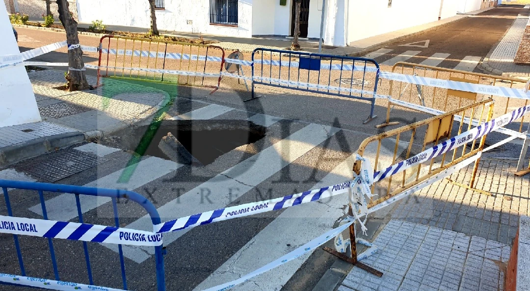 Aparece un socavón en plena calle en Novelda del Guadiana