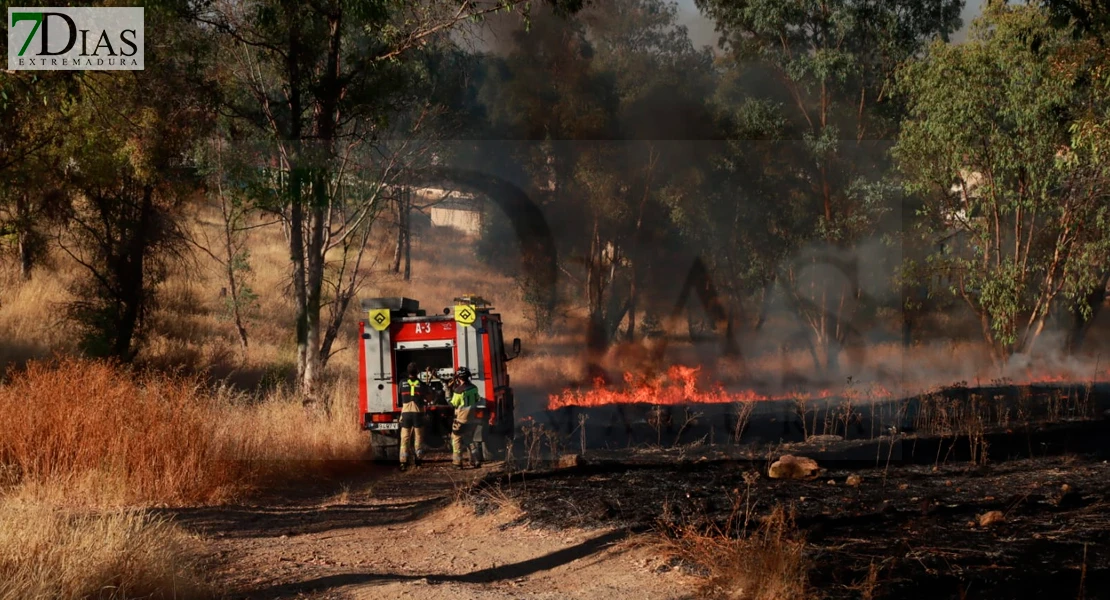 Un incendio afecta al Fuerte de San Cristóbal en Badajoz