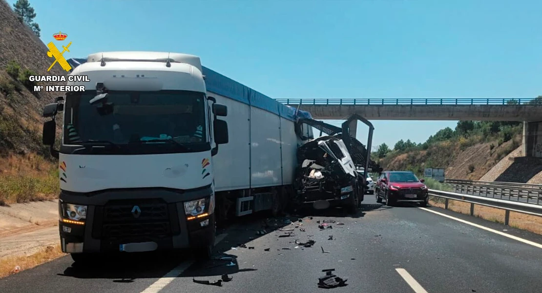 Restablecida la circulación en la A-66 tras un accidente entre dos camiones articulados