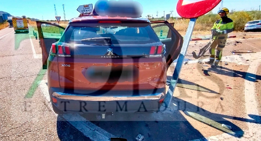 Un accidente en Torremejía entre un Audi y un coche de autoescuela deja varios heridos