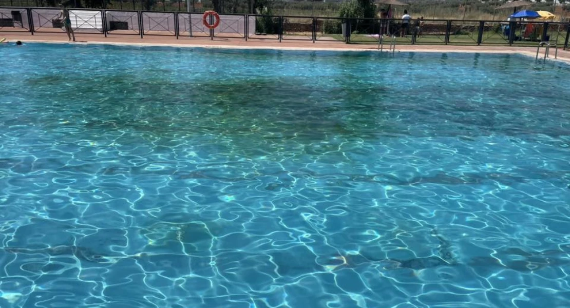 Denuncian el estado de la piscina municipal de una localidad pacense: "Es como bañarte en un riachuelo"