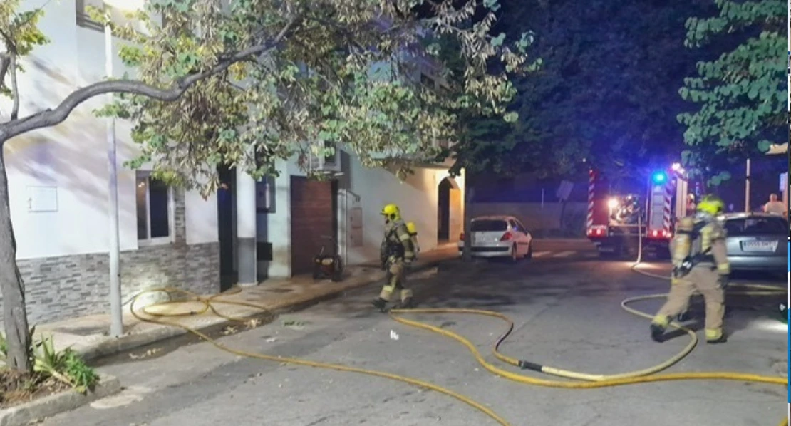 Un incendio arrasa una vivienda en Cáceres con su propietario dentro