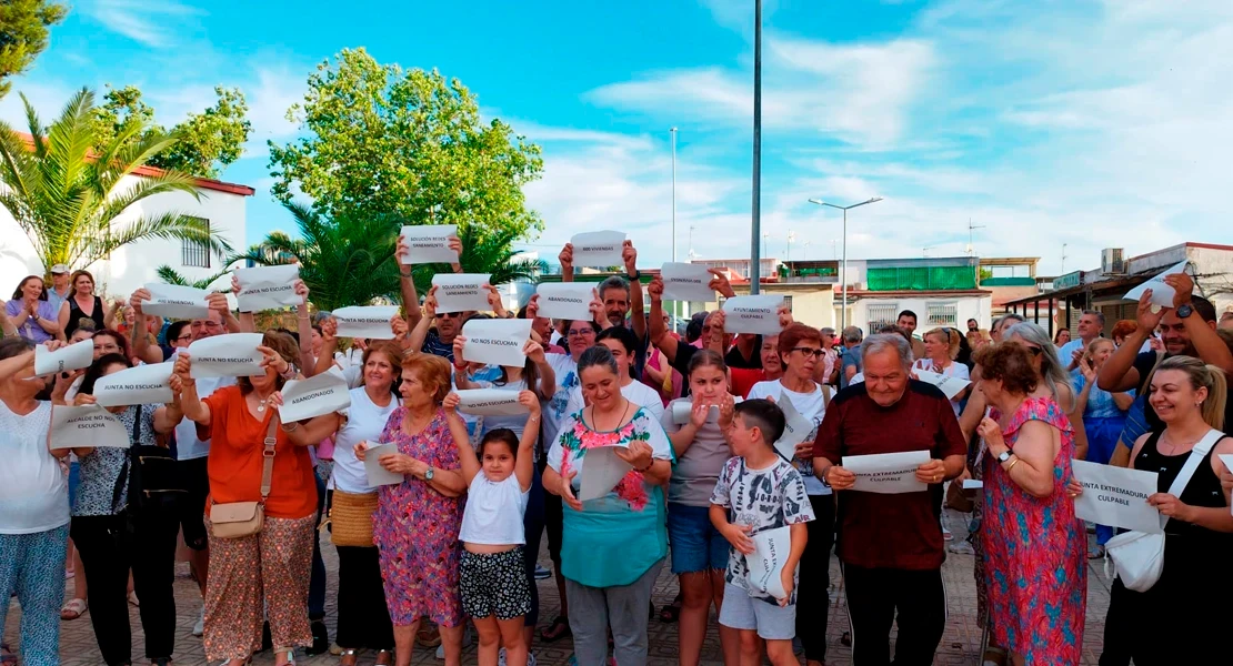 Vecinos de las 800 denuncian ante Sanidad la situación "insalubre" del barrio