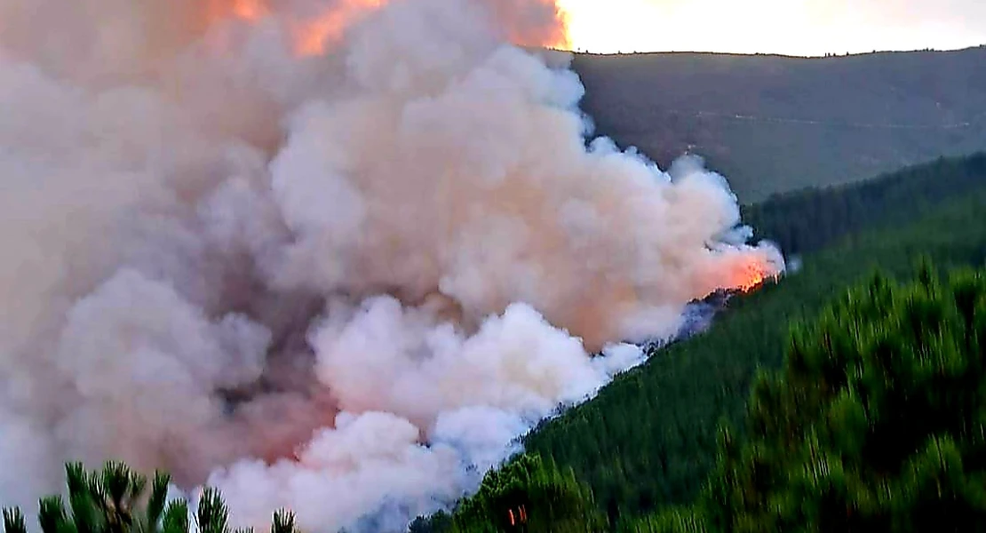 Un amplio dispositivo lucha contra un incendio forestal en Las Hurdes