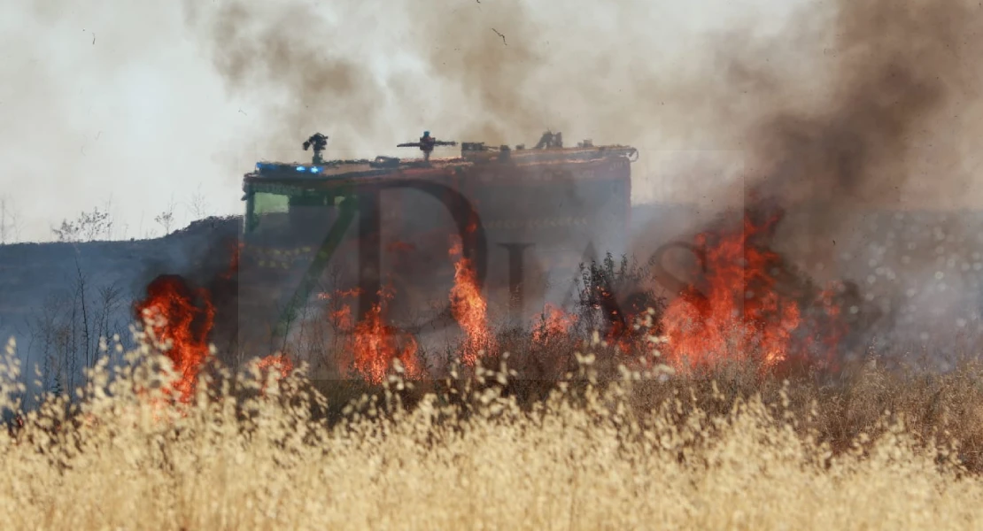 Un nuevo incendio de pastos en la ciudad de Badajoz amenaza viviendas y vehículos