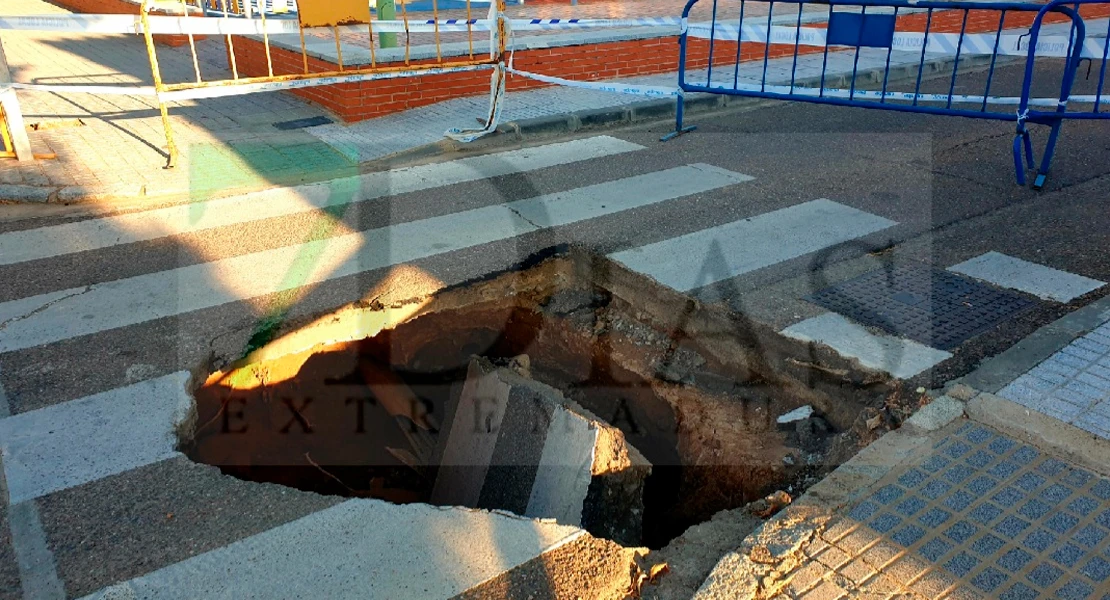 Aparece un socavón en plena calle en Novelda del Guadiana