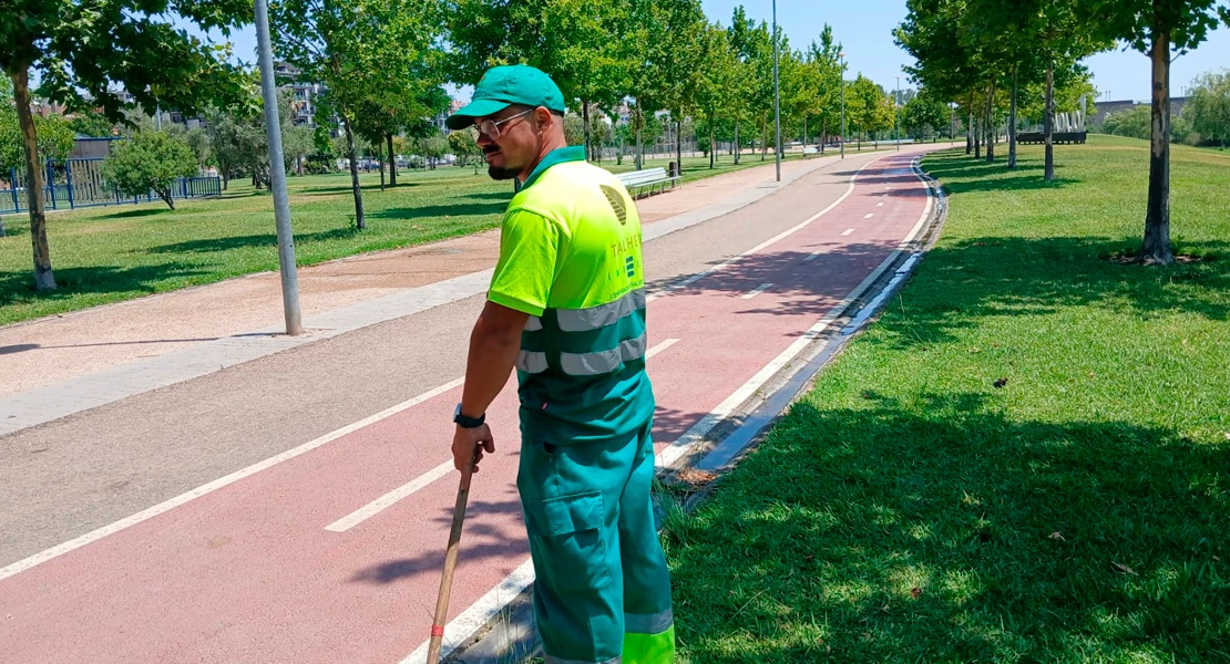 Badajoz protege a sus jardineros del calor con pulseras inteligentes para prevenir golpes de calor