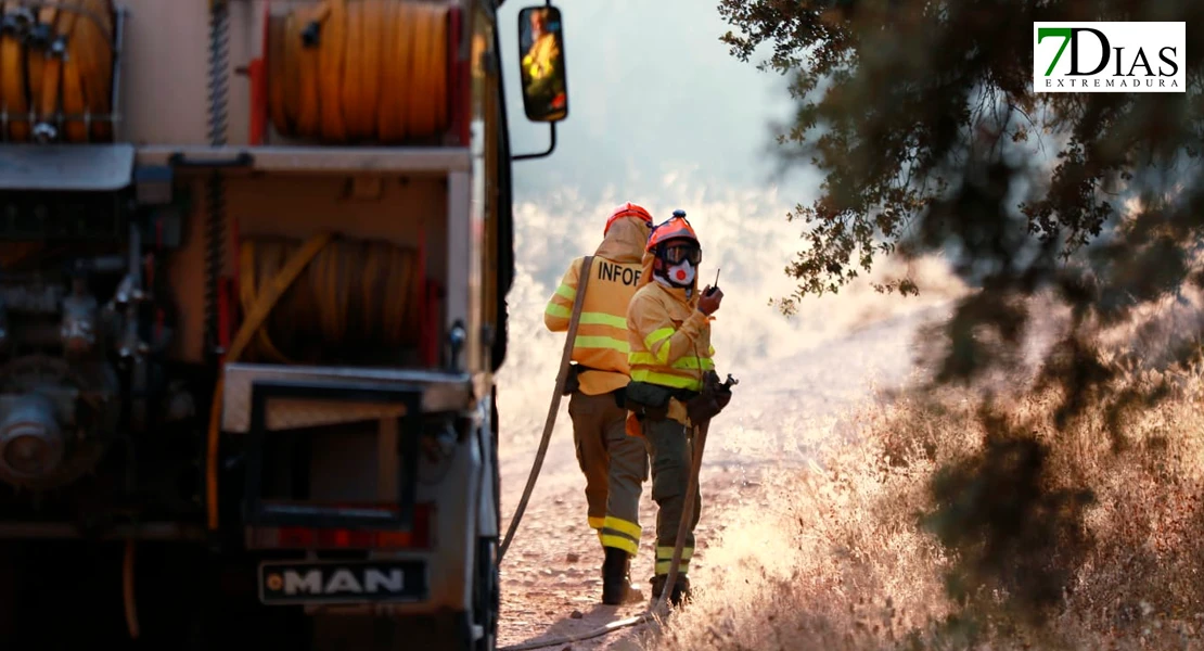 Bomberos del Infoex extinguiendo las llamas del incendio de Tres Arroyos