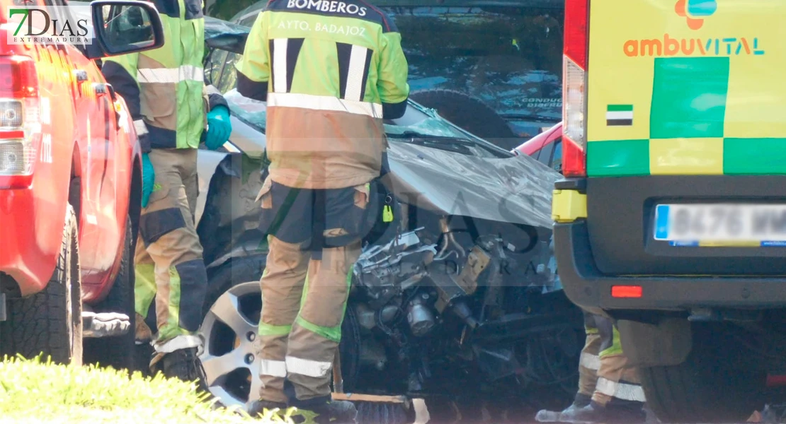 Aparatoso accidente en Badajoz: se empotra contra varios coches en Suerte de Saavedra