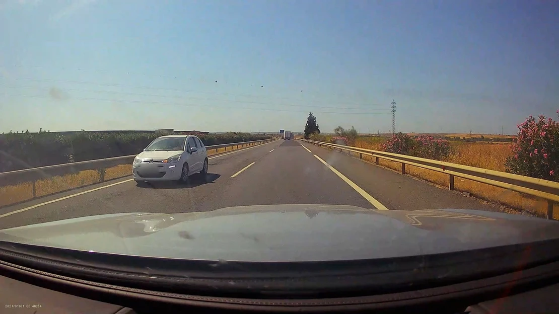 Una conductora por circular en sentido contrario más de ocho kilómetros por la autovía